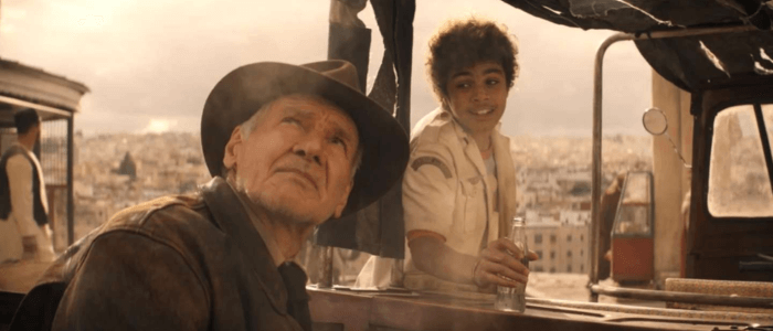 Indiana Jones regarde en l'air sur un tuk tuk