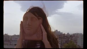 CE QU'ON DEMANDE A UNE STATUE C'EST QU'ELLE NE BOUGE PAS Poster