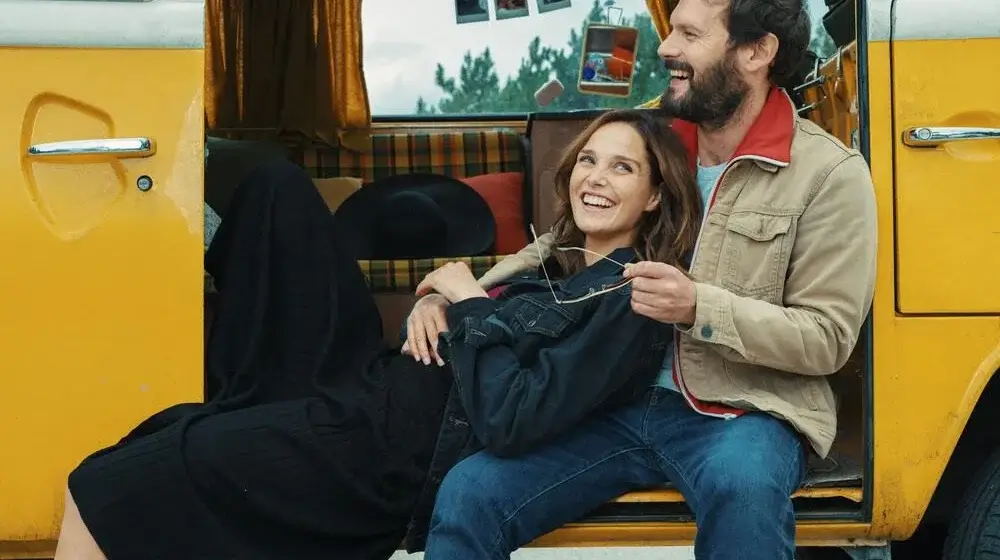Camille Lou et Hugo Becker dans "Tout le bleu du ciel" @Copyright FRANÇOIS LEFEBVRE / EN VOITURE SIMONE / TF1
