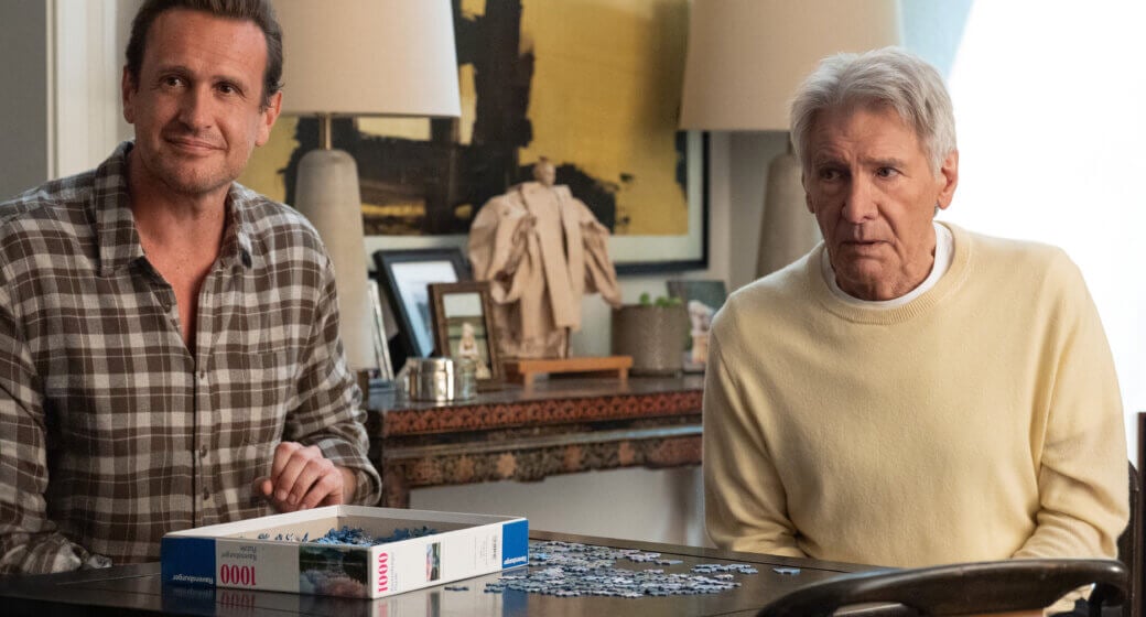 Jason Segel et Harrison Ford dans Shrinking