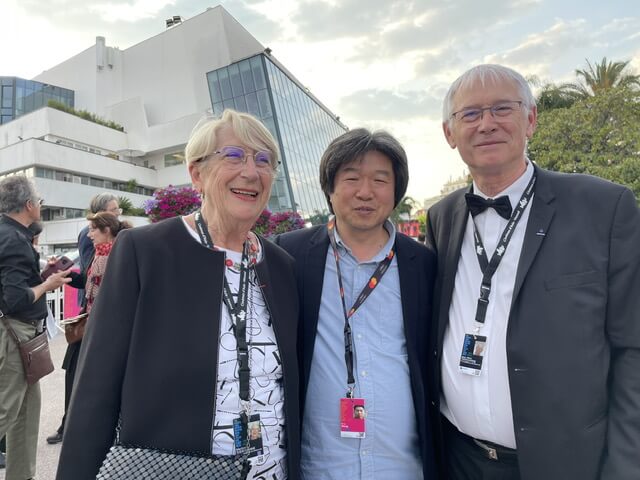 Wang Bing avec Martine et Jean-Marc Thérouanne, directeurs du Festival International des Cinémas d’Asie de Vesoul (©️FICAV)