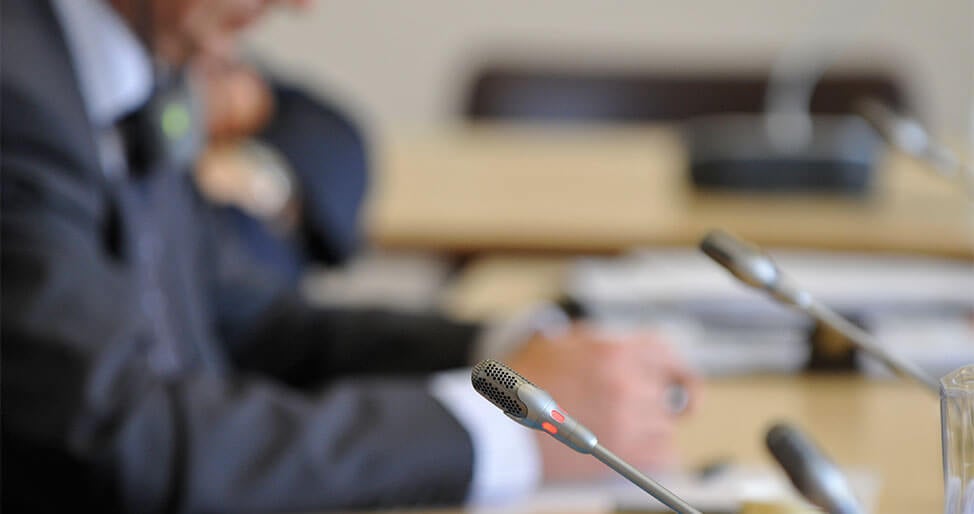 Micro en salle de commission Copyright Assemblée nationale
